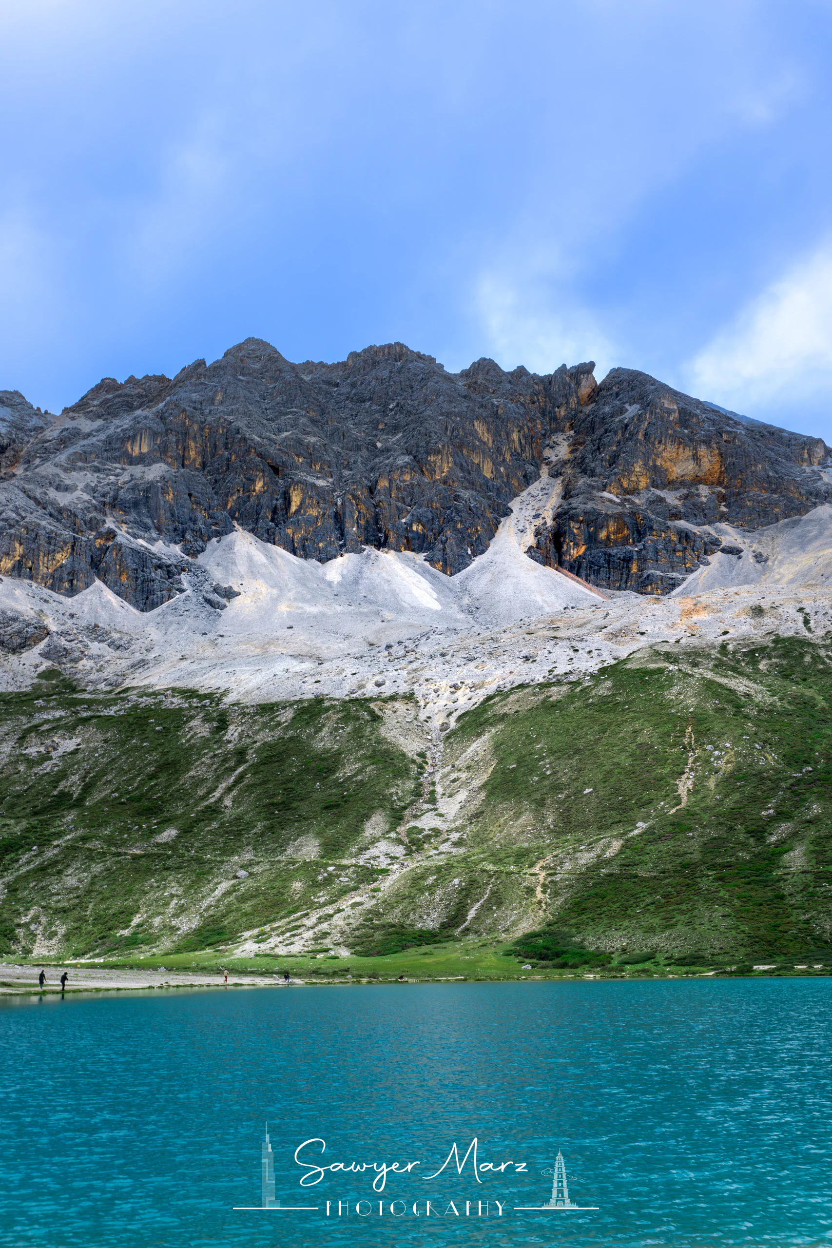 海拔 4700 米,湖水托住稻城的山