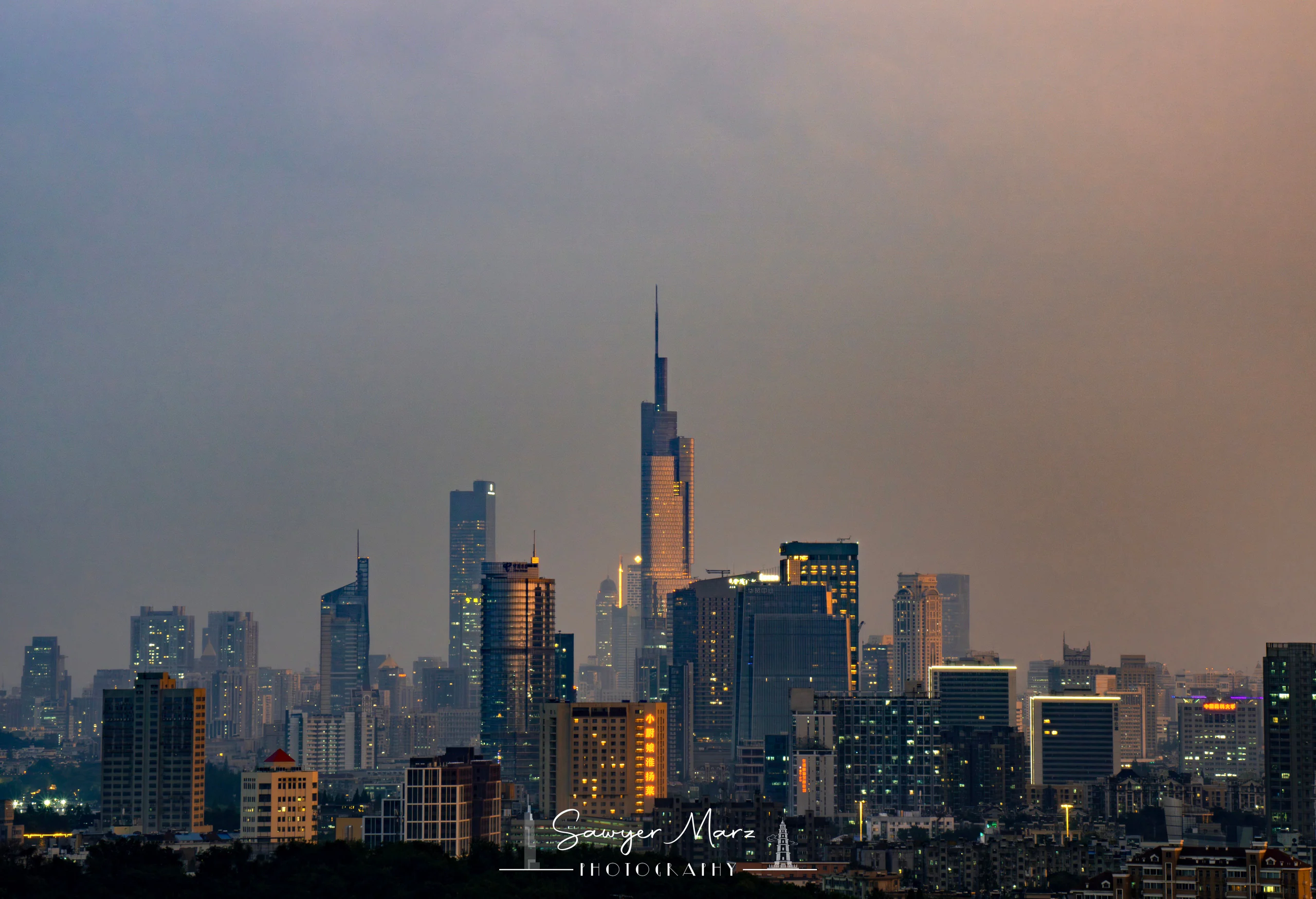 暮色落进新街口，紫峰留在远处