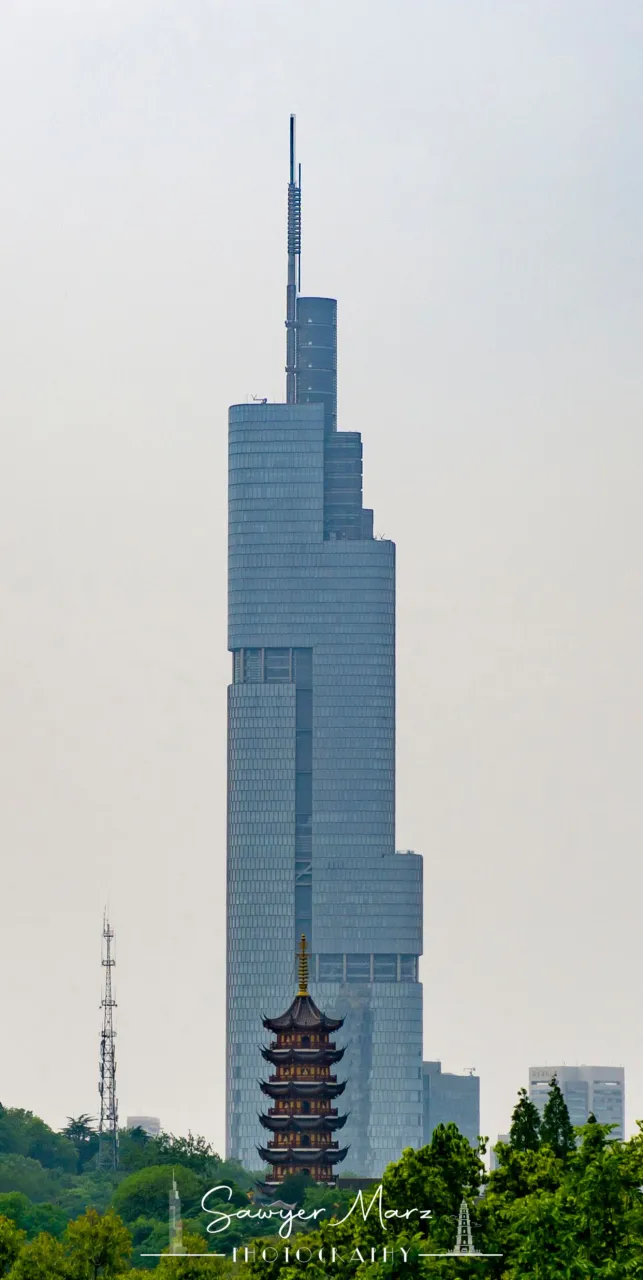 鸡鸣寺与紫峰大厦，在一条天际线上