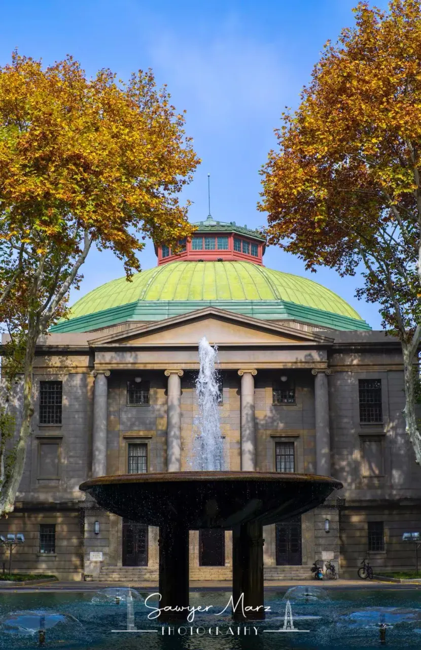 秋天落在四牌楼大礼堂的穹顶上